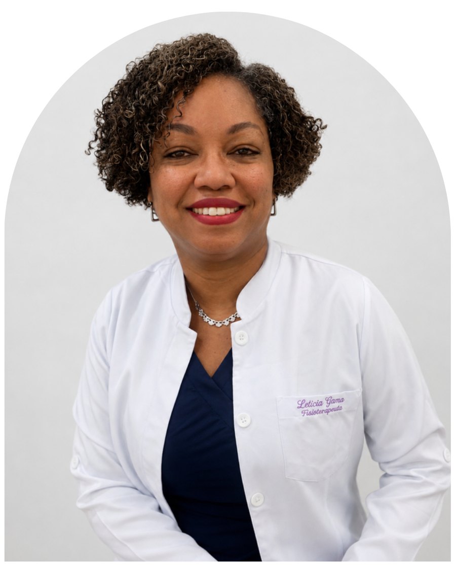 Letícia Gama, fisioterapeuta, sorrindo de jaleco branco